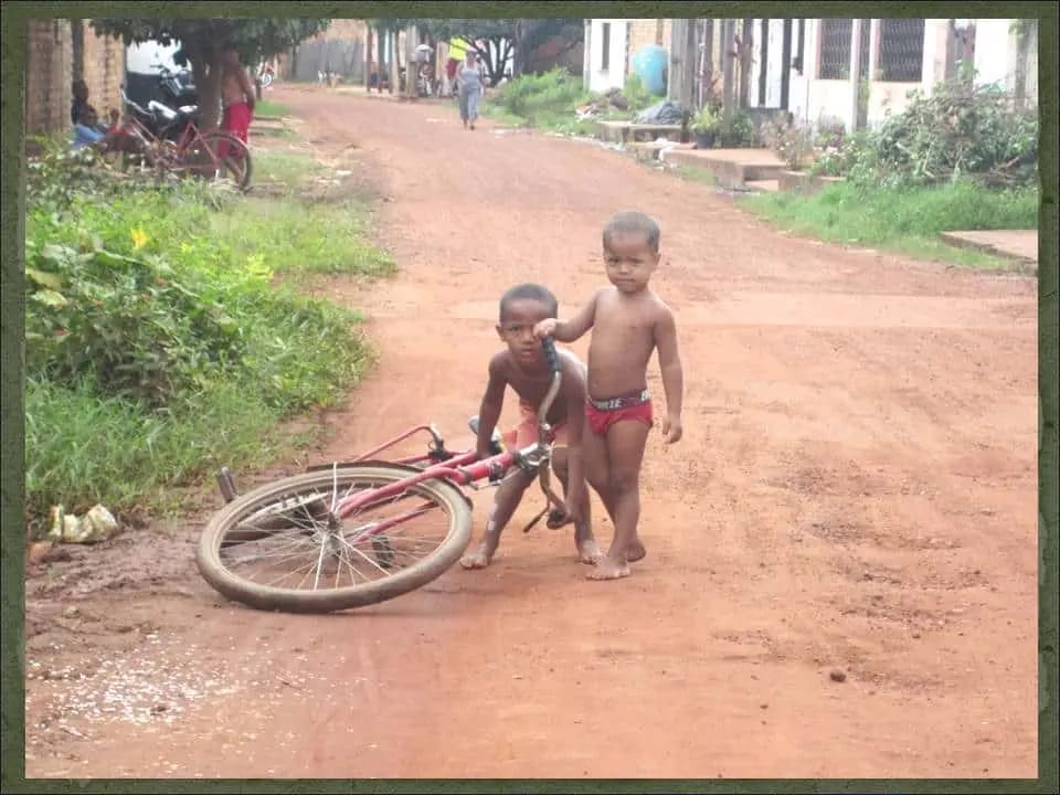 zwei kleine Kinder in Brasilien